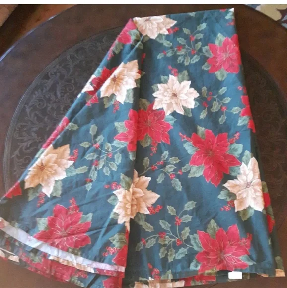 ROUND CHRISTMAS tablecloth poinsettia holly berries cotton Holiday craft fabric - Picture 2 of 6